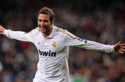 开云官方app入口-绿茵魔术师降临硬木地板，当巴斯托尼在NBA季后赛之夜完成数据降维打击