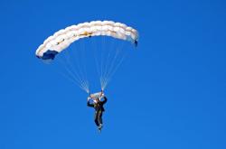 开云体育中国-极速赛道与荣耀球场，那个夜晚，两个世界同一种心跳