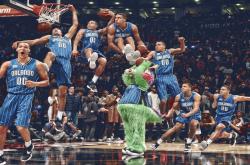 开云体育官网-梦幻对决！哈利伯顿闪耀跨洋之战，快船险胜广东