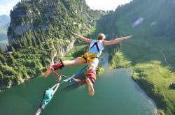 开云下载-黑马狂飙，红牛二队横扫梅赛德斯，勒克莱尔如何以孤勇扛起法拉利大旗