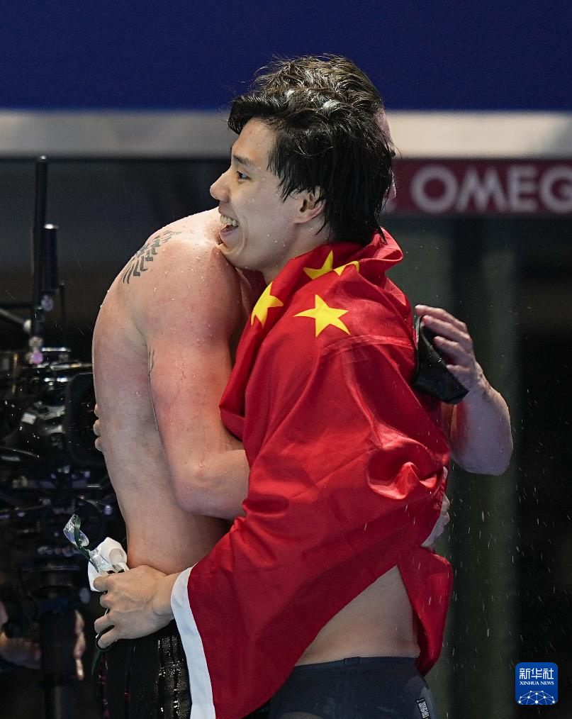 游泳男子蛙泳赛场上英姿飒爽,夺得奖牌 游泳男子蛙泳赛场上英姿飒爽,夺得奖牌