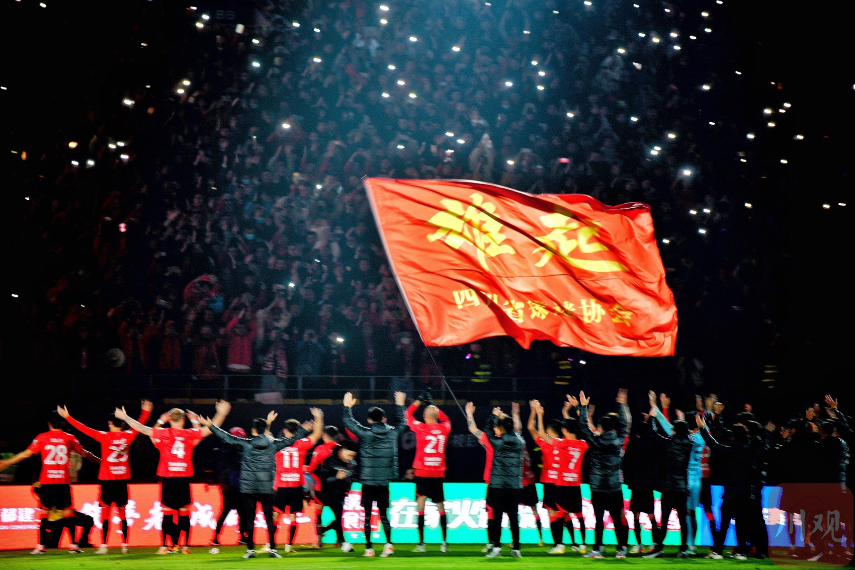 精彩瞬间连连,球场激情高涨的简单介绍 精彩瞬间连连,球场激情高涨的简单介绍