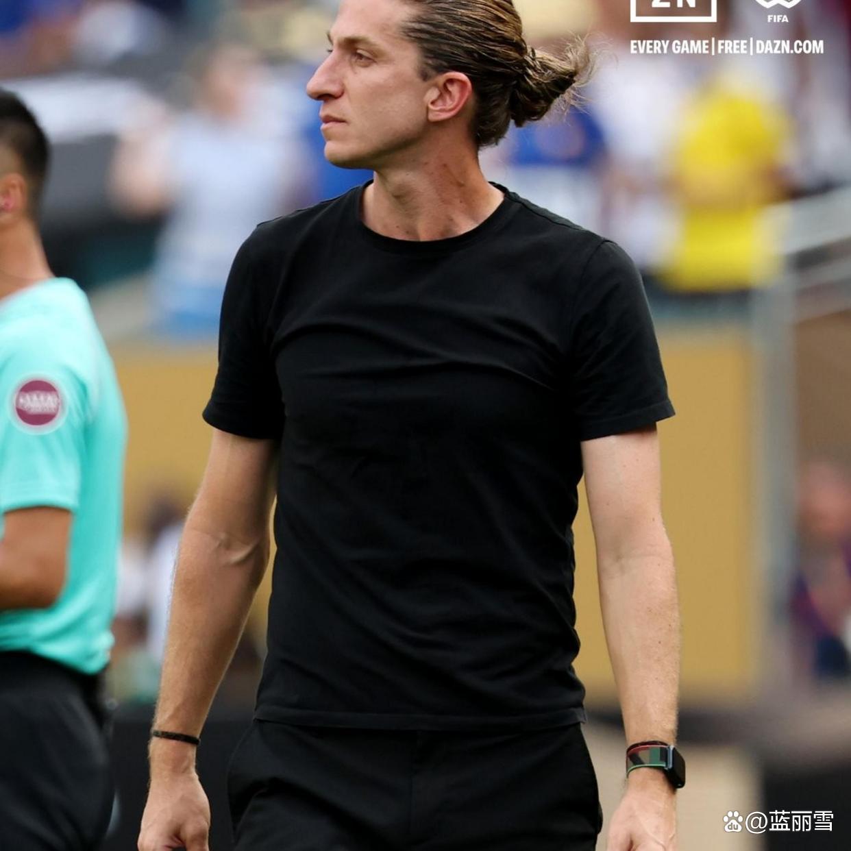 南美足球传奇球星再次展现超凡能力