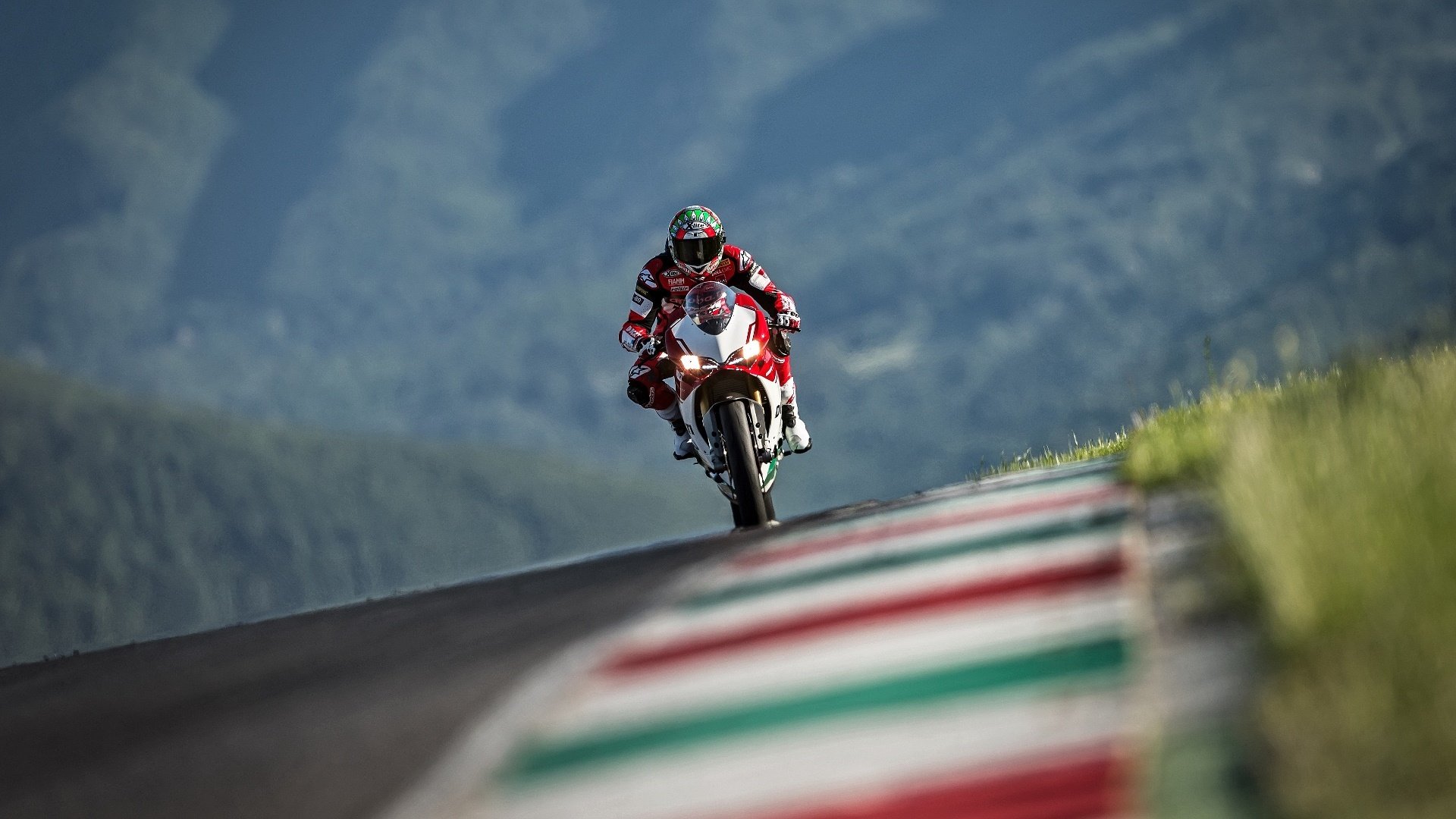 银石之焰，当跃马嘶鸣撞上格罗夫钢铁，维斯塔潘的烈火燎原